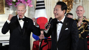 ‘尹 열창 영상’ 트윗 올린 바이든 “재능 많은 남자”