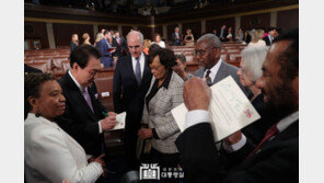 “엄청나다” “역사적 연설” 尹 연설에 쏟아진 美의원들 찬사