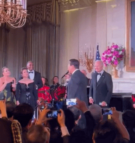 “너무 좋아” “들어봐 들어봐!”…‘尹 열창’ 영상 전세계 화제