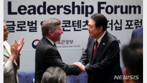 尹 “문화엔 국경 없어…글로벌 스탠다드 안맞는 규제 철폐”