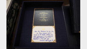 워싱턴 떠나는 尹…바이든, 사진첩 선물하며 “우정 증진되길 고대”