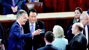 尹 영어연설에 악수-셀카 요청… 퇴장에 10분 