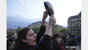 피치, 연금개혁 혼란 프랑스 신용등급 ‘AA’→‘AA-’로 강등