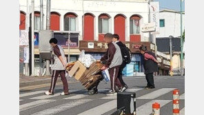 “경찰 발로 찬 소년과 비교돼”…폐지 할머니 도운 학생들 ‘훈훈’