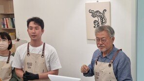 양산 평산책방 오픈 후 첫 주말… 빗줄기에도 방문객 ‘북적’