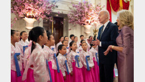 “백악관 또 와달라” 한미정상 부부 멈추게한 아이들의 ‘아리랑’