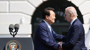 NYT “尹, 美서 환대받았지만…워싱턴 선언·외교·경제 비판 직면”