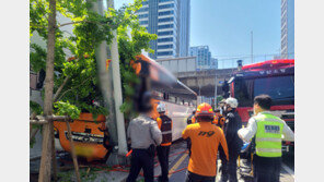 차량 2대와 충돌한 버스, 인도 돌진해 철제기둥 ‘쾅’…9명 중·경상