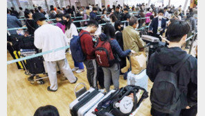황금연휴 이어지는 5월… 여행객 붐비는 인천공항 