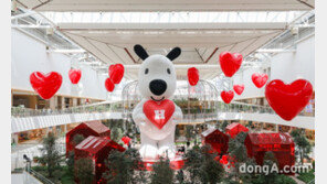 [포토]현대백화점, 마스코트 초대형 ‘흰디’… 더현대서울에 떴다