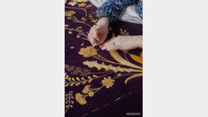 英 찰스3세, 왕관보다 무거운 5~6㎏ ‘슈퍼투니카’ 입는다