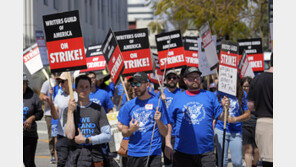 할리우드 작가 1만여명, 15년 만에 파업 돌입