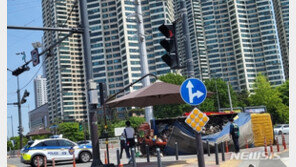 청주서 5t 쓰레기 수거차량 전도…인명피해 없어