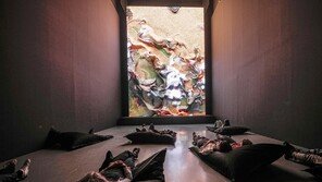 누워서 감상하는 ‘AI가 그린 그림’ 