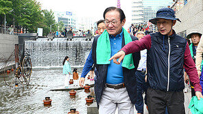 MB, 15일 측근들과 청계천 산책…“청계천 둘러보고 싶다”