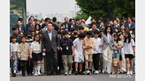 尹 “취임때 마음 되새겨”…120년 만에 개방된 ‘용산 어린이정원’