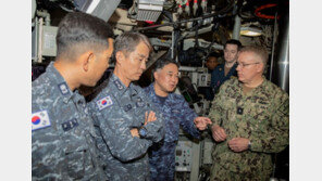 美전략핵잠 함께 탄 한미일 잠수함 지휘관 사진 공개