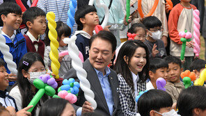 尹 “미래 주인공 어린이 위해 더 노력하겠다”…풍선 선물