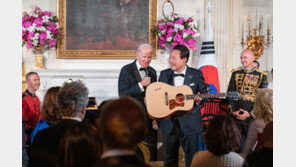 尹에 야구 액자, 김 여사에 사파이어…美, 반려견 산책줄도 선물