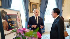尹엔 야구액자, 김건희엔 사파이어…국빈방미 선물 보니