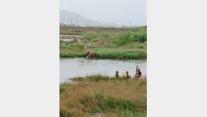 가슴까지 차오른 물…강에 고립된 낚시객 75분만에 구조