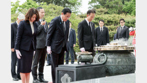 기시다, 현충원 참배…서명록엔 “日총리 대한민국 방문”