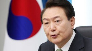 ‘취임 1주년’ 尹 지지율 37.5%…방미평가 긍정 55%·부정 40%