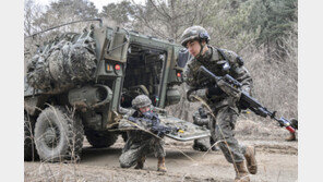 軍장병, 휴대전화 아침점호부터 21시까지 사용한다…6개월간 시범운영 확대