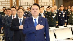 尹 “前정부, 세계에 北제재 풀라고 해… 軍 골병”