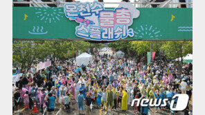 ‘코로나 종식 첫 주말’…전국 축제장·명소, 가벼운 옷차림 인파 ‘북적’