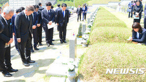 文, 2년 만에 광주行…광주시장·전남지사와 5·18 참배