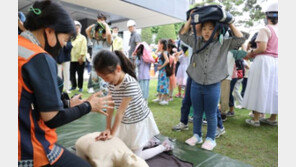 공습경보 사이렌 울리자…아이들 가방 머리 위에 올리고 대피