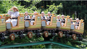 놀이기구 타고 웃는 동자승들 