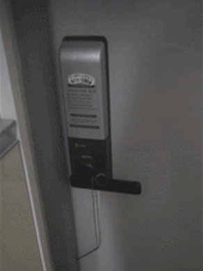 “소름” 문틈으로 들어온 철사 올가미, 문고리 잡아 당겨 (영상)