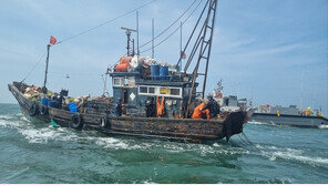 연평도 해상 불법조업 외국어선 1척 나포…어선에 꽃게 등 어획물