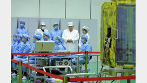 북한 인공위성 2개 궤도 운행 중이지만…“신호 전송 불가능 상태”