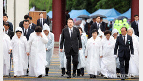 尹, 5·18민주묘역 쉼터 확장 지시 “유가족들 쉴 공간 확보”