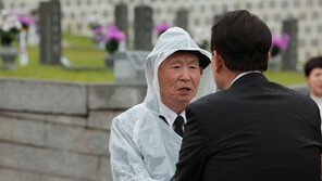 尹, 5·18 유족 손 잡고 “학생이 국가권력에…얼마나 마음 아프시겠나”