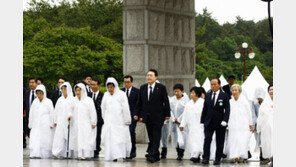 “오월정신 아래 하나”…尹, 비 맞으며 ‘5월 어머니’들과 함께 입장