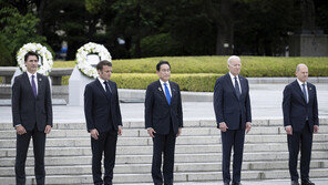 G7정상, 원폭 위령비 헌화…바이든, 별도 유감 표명 안해