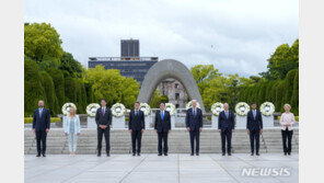 G7 정상 첫 일정, 원폭 자료관 방문-위령비 헌화