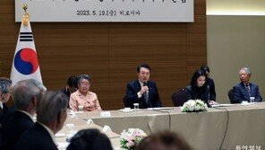 원폭피해 동포 만난 尹 “너무 늦어 송구”… 피해자들 “지금도 미래에도 평화 기원”