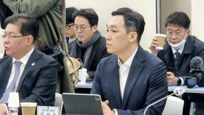 與 “野 장외 나들이할 때 아냐…무너지는 집안 단속부터”