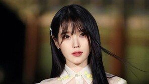 “옳지 못했다” 아이유 손목 잡은 대만 인플루언서, 비난세례에 사과