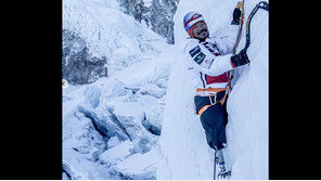 전쟁서 양다리 잃은 네팔인, 의족으로 에베레스트 올랐다