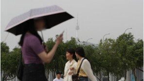 “비 맞지 마세요…지금 내리는 비 ‘황사 비’ 입니다”