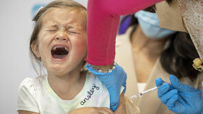 “병원서 마스크 안써도 됩니다”…美, 의무화 종료 확산