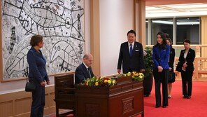 獨총리 방명록 남길 때…뒤편에 ‘파독간호사’ 작품 걸렸다