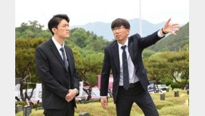 ‘전우원 옆 끌저씨’ 대체 누구?… 5·18 추모기간 내내 손잡고 안내