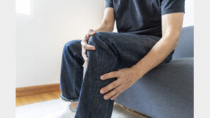 습관적으로 꼬는 다리… 무릎 관절염 앞당긴다